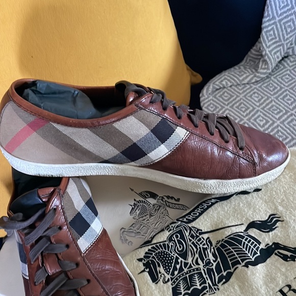 Burberry Lace Up - Picture 3 of 7